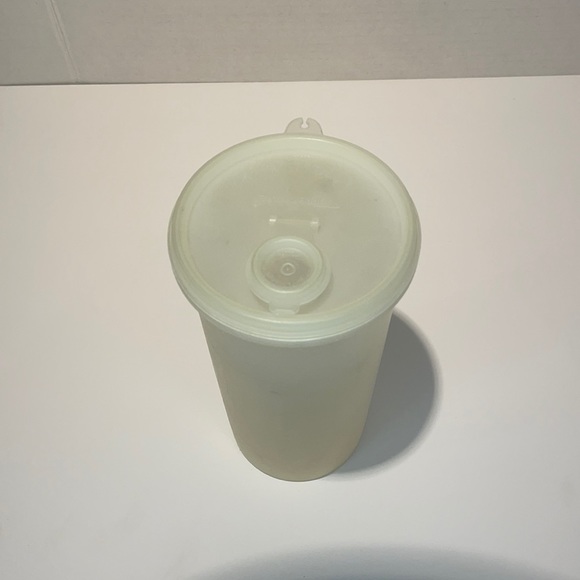 Vintage Tupperware 32 OZ? Tumbler with lid. Made in USA - Picture 1 of 4